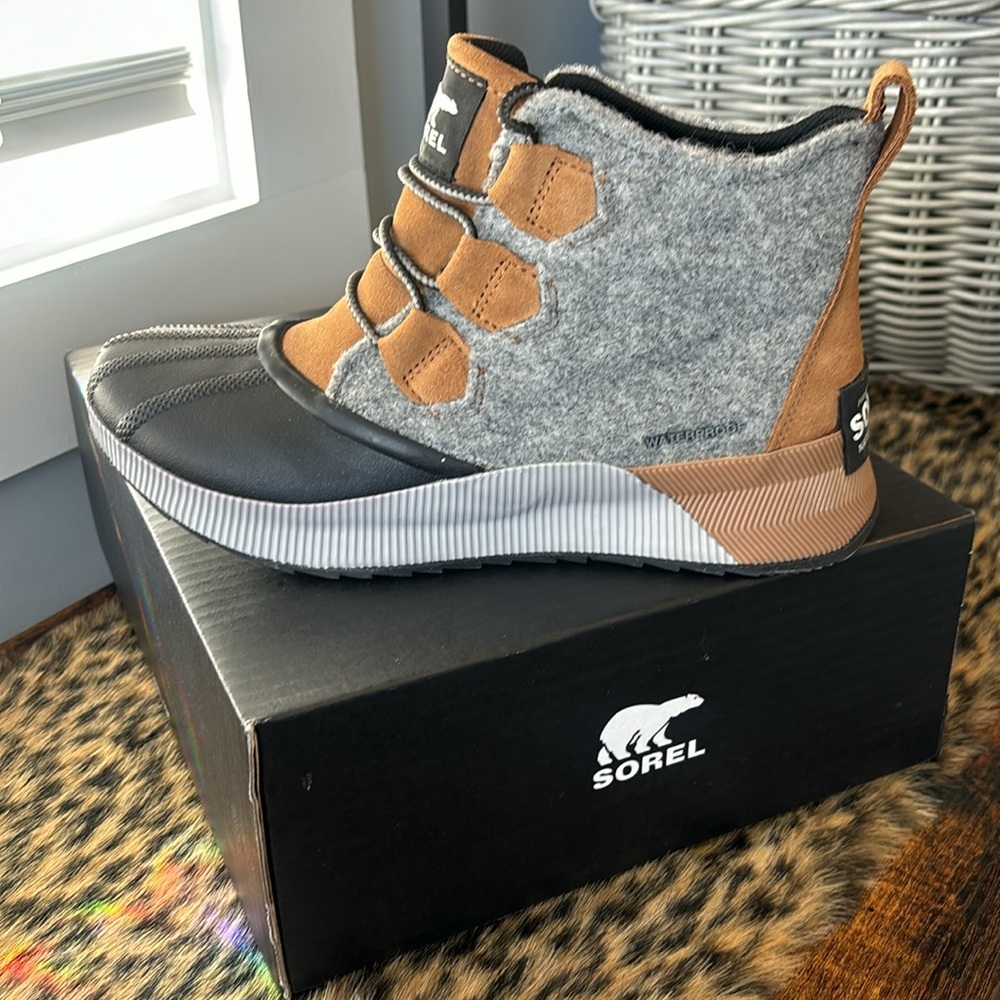 Sorel Out N About III Classic WP. Camel brown, black.